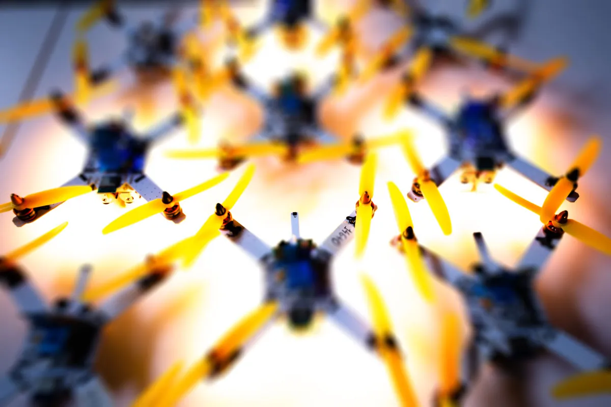 Macro artistica di droni illuminati con eliche gialle e bagliore caldo